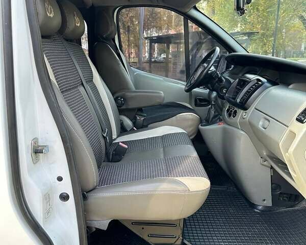 Белый Рено Трафик, объемом двигателя 2 л и пробегом 250 тыс. км за 8700 $, фото 35 на Automoto.ua