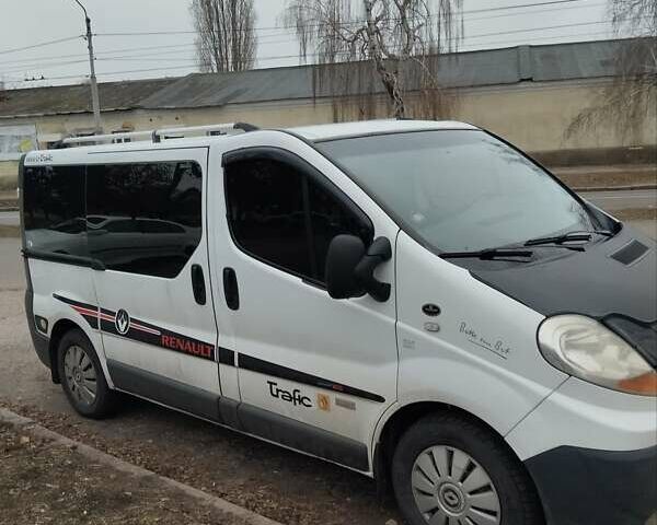 Белый Рено Трафик, объемом двигателя 2 л и пробегом 300 тыс. км за 8000 $, фото 2 на Automoto.ua