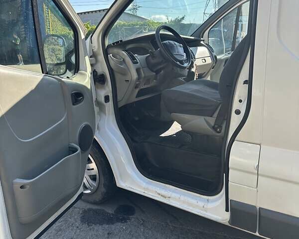 Белый Рено Трафик, объемом двигателя 2 л и пробегом 360 тыс. км за 7000 $, фото 7 на Automoto.ua