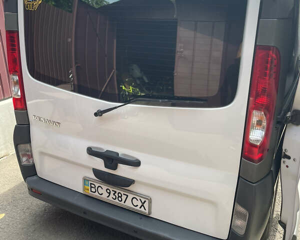 Белый Рено Трафик, объемом двигателя 2.46 л и пробегом 326 тыс. км за 9900 $, фото 1 на Automoto.ua