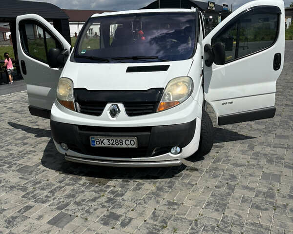 Белый Рено Трафик, объемом двигателя 2 л и пробегом 450 тыс. км за 7700 $, фото 1 на Automoto.ua
