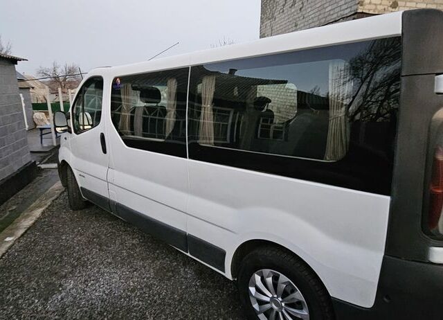Белый Рено Трафик, объемом двигателя 2 л и пробегом 230 тыс. км за 8800 $, фото 1 на Automoto.ua