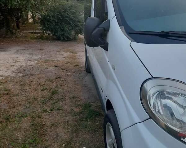 Белый Рено Трафик, объемом двигателя 2 л и пробегом 296 тыс. км за 8000 $, фото 1 на Automoto.ua