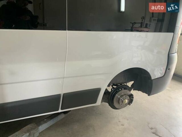 Белый Рено Трафик, объемом двигателя 2 л и пробегом 327 тыс. км за 9900 $, фото 6 на Automoto.ua