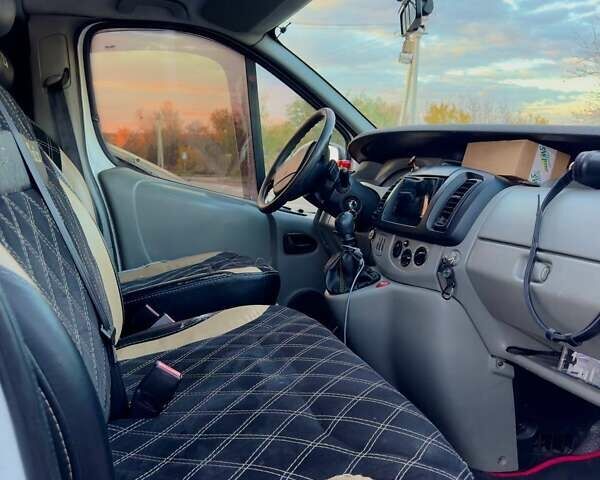 Белый Рено Трафик, объемом двигателя 2 л и пробегом 412 тыс. км за 8500 $, фото 5 на Automoto.ua