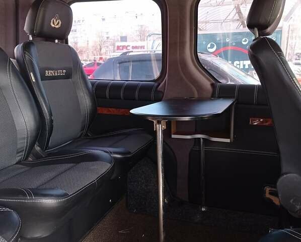 Білий Рено Трафік, об'ємом двигуна 2 л та пробігом 230 тис. км за 9500 $, фото 4 на Automoto.ua