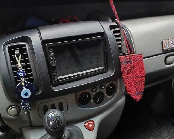 Білий Рено Трафік, об'ємом двигуна 2 л та пробігом 281 тис. км за 9000 $, фото 4 на Automoto.ua