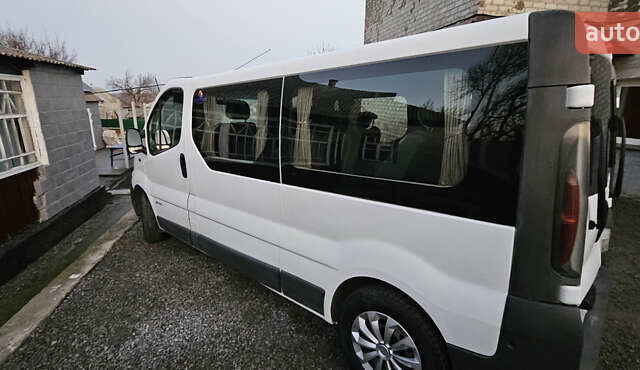 Белый Рено Трафик, объемом двигателя 2 л и пробегом 230 тыс. км за 8800 $, фото 1 на Automoto.ua