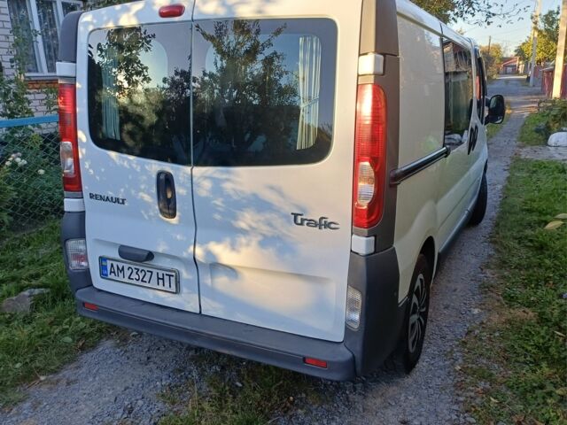 Белый Рено Трафик, объемом двигателя 2 л и пробегом 300 тыс. км за 8000 $, фото 2 на Automoto.ua
