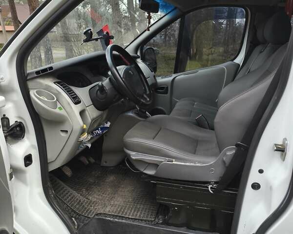 Білий Рено Трафік, об'ємом двигуна 2 л та пробігом 281 тис. км за 9000 $, фото 14 на Automoto.ua