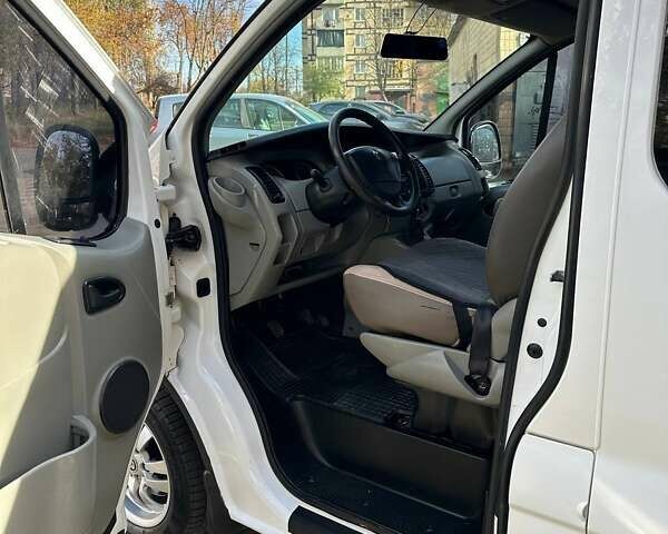 Белый Рено Трафик, объемом двигателя 2 л и пробегом 250 тыс. км за 8700 $, фото 17 на Automoto.ua