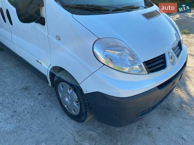 Белый Рено Трафик, объемом двигателя 2 л и пробегом 257 тыс. км за 9000 $, фото 3 на Automoto.ua