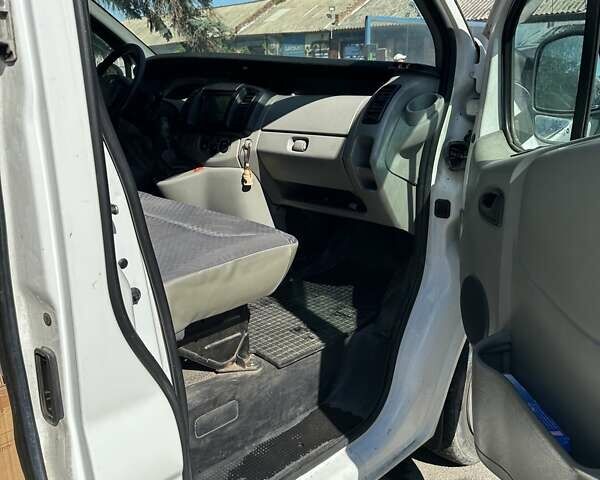 Белый Рено Трафик, объемом двигателя 2 л и пробегом 360 тыс. км за 7000 $, фото 9 на Automoto.ua