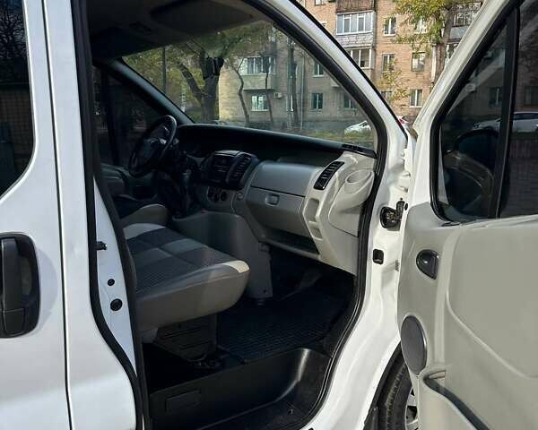 Белый Рено Трафик, объемом двигателя 2 л и пробегом 250 тыс. км за 8700 $, фото 33 на Automoto.ua