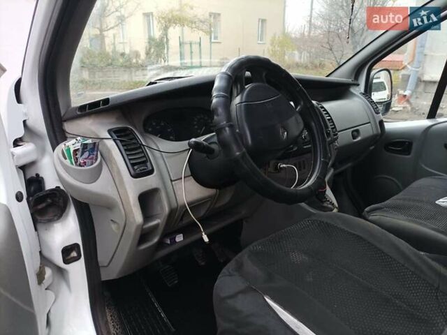 Белый Рено Трафик, объемом двигателя 1.9 л и пробегом 268 тыс. км за 6000 $, фото 7 на Automoto.ua