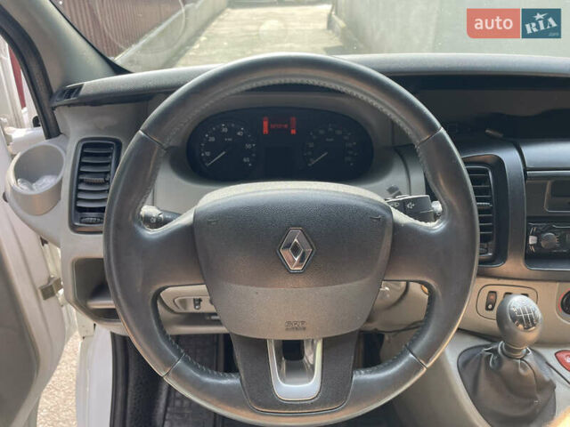 Белый Рено Трафик, объемом двигателя 2.46 л и пробегом 326 тыс. км за 9900 $, фото 2 на Automoto.ua