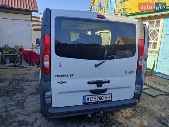 Белый Рено Трафик, объемом двигателя 2.5 л и пробегом 378 тыс. км за 8300 $, фото 1 на Automoto.ua