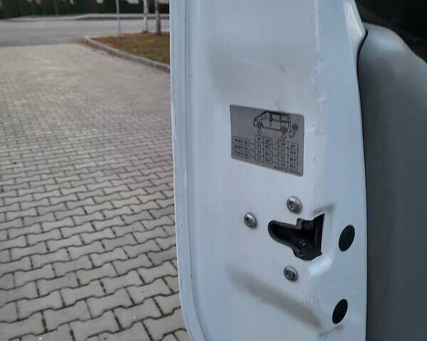 Белый Рено Трафик, объемом двигателя 2 л и пробегом 261 тыс. км за 8999 $, фото 61 на Automoto.ua