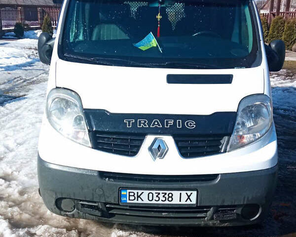 Білий Рено Трафік, об'ємом двигуна 2 л та пробігом 380 тис. км за 8600 $, фото 1 на Automoto.ua