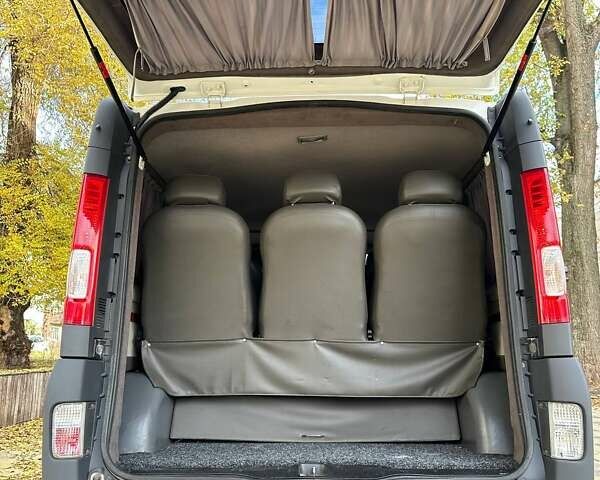 Белый Рено Трафик, объемом двигателя 2 л и пробегом 250 тыс. км за 8700 $, фото 16 на Automoto.ua