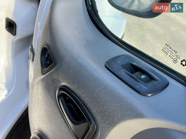 Белый Рено Трафик, объемом двигателя 2 л и пробегом 470 тыс. км за 8650 $, фото 38 на Automoto.ua