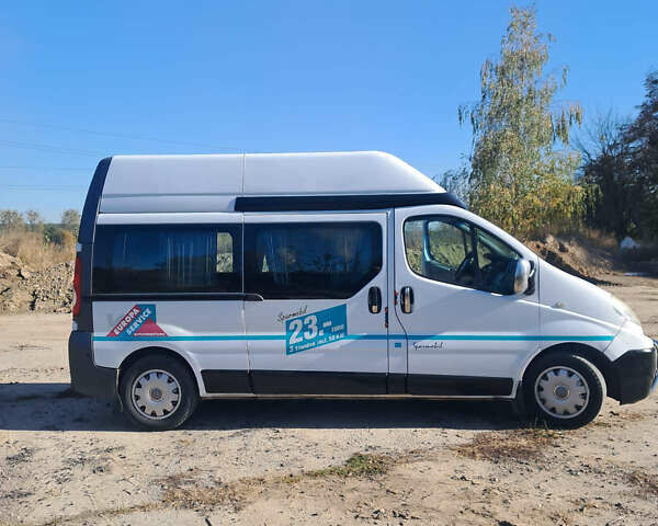 Белый Рено Трафик, объемом двигателя 2 л и пробегом 381 тыс. км за 7900 $, фото 1 на Automoto.ua