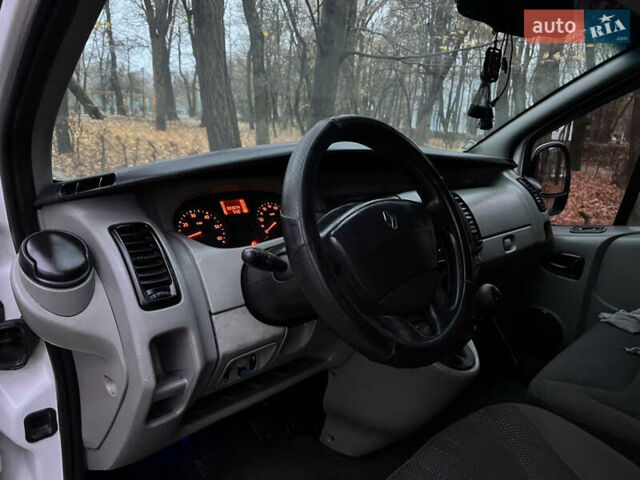 Белый Рено Трафик, объемом двигателя 2 л и пробегом 400 тыс. км за 9200 $, фото 13 на Automoto.ua