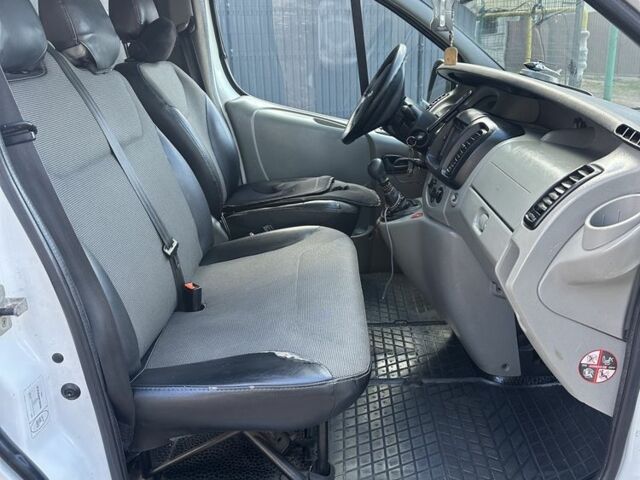 Белый Рено Трафик, объемом двигателя 2.5 л и пробегом 307 тыс. км за 7400 $, фото 4 на Automoto.ua