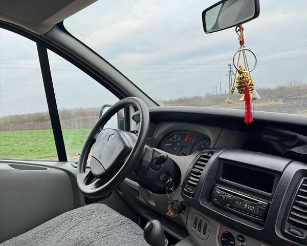Белый Рено Трафик, объемом двигателя 2 л и пробегом 253 тыс. км за 8900 $, фото 5 на Automoto.ua