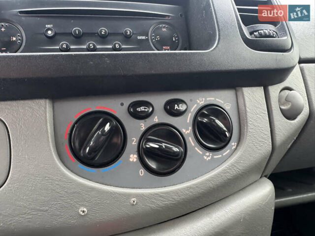 Белый Рено Трафик, объемом двигателя 2 л и пробегом 450 тыс. км за 8000 $, фото 26 на Automoto.ua