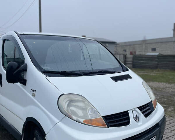 Белый Рено Трафик, объемом двигателя 2 л и пробегом 450 тыс. км за 7450 $, фото 2 на Automoto.ua