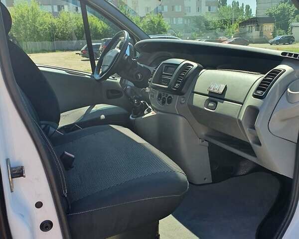 Рено Трафик 2008 в Харькове на Automoto.ua Белый Рено Трафик, объемом двигателя 2.5 л и пробегом 360 тыс. км за 9000 $, фото 5 на Automoto.ua