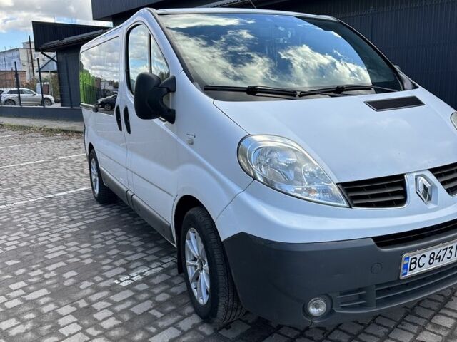 Белый Рено Трафик, объемом двигателя 2.5 л и пробегом 307 тыс. км за 7400 $, фото 1 на Automoto.ua