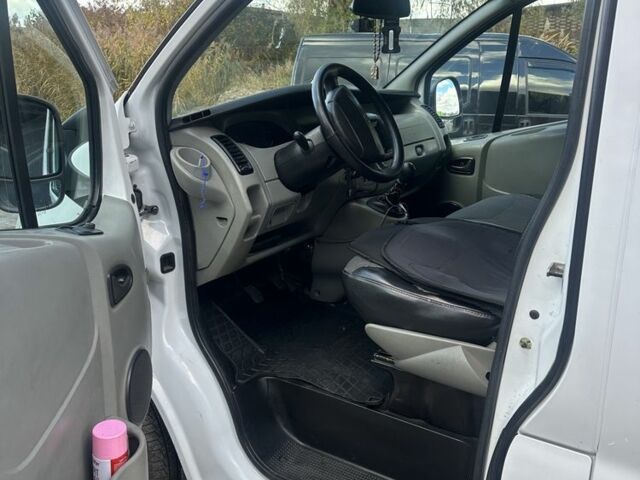 Белый Рено Трафик, объемом двигателя 2.5 л и пробегом 307 тыс. км за 7400 $, фото 6 на Automoto.ua