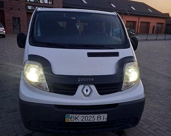 Белый Рено Трафик, объемом двигателя 2 л и пробегом 330 тыс. км за 9500 $, фото 4 на Automoto.ua