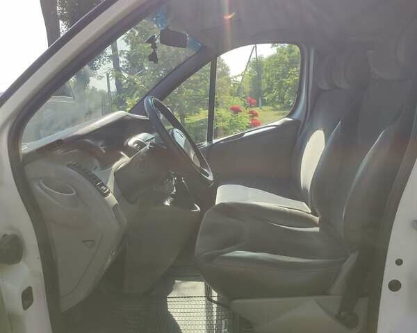 Белый Рено Трафик, объемом двигателя 2 л и пробегом 385 тыс. км за 11500 $, фото 6 на Automoto.ua