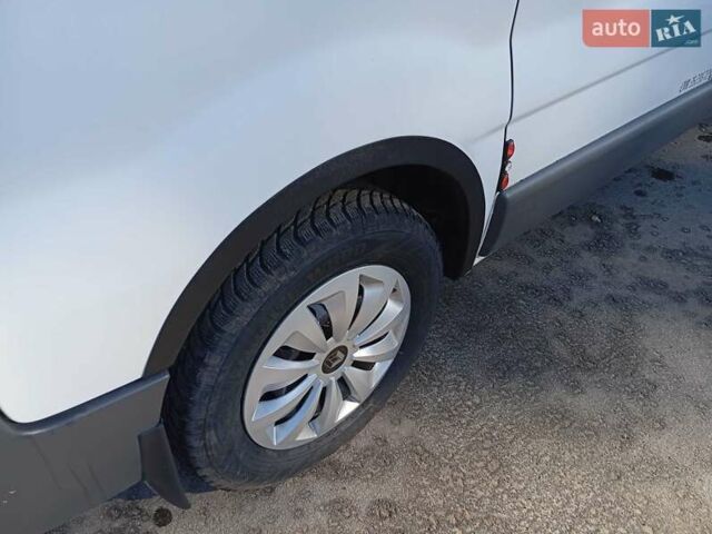 Рено Трафик 2008 в Виньковцах на Automoto.ua Белый Рено Трафик, объемом двигателя 2 л и пробегом 280 тыс. км за 8267 $, фото 5 на Automoto.ua