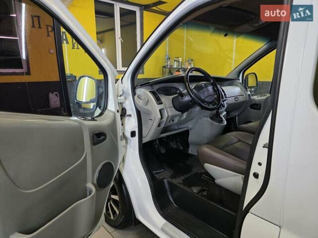 Белый Рено Трафик, объемом двигателя 2 л и пробегом 360 тыс. км за 9200 $, фото 7 на Automoto.ua