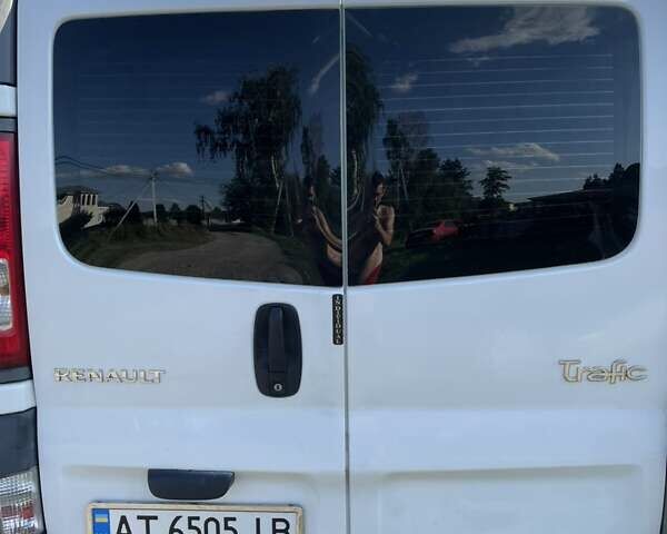 Белый Рено Трафик, объемом двигателя 2 л и пробегом 315 тыс. км за 9000 $, фото 3 на Automoto.ua