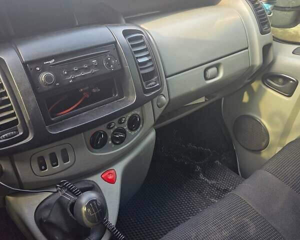 Белый Рено Трафик, объемом двигателя 2 л и пробегом 418 тыс. км за 9500 $, фото 7 на Automoto.ua