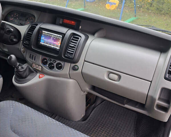 Рено Трафик 2009 в Валках на Automoto.ua Белый Рено Трафик, объемом двигателя 2 л и пробегом 307 тыс. км за 9000 $, фото 24 на Automoto.ua