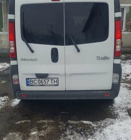Белый Рено Трафик, объемом двигателя 2 л и пробегом 210 тыс. км за 9900 $, фото 1 на Automoto.ua
