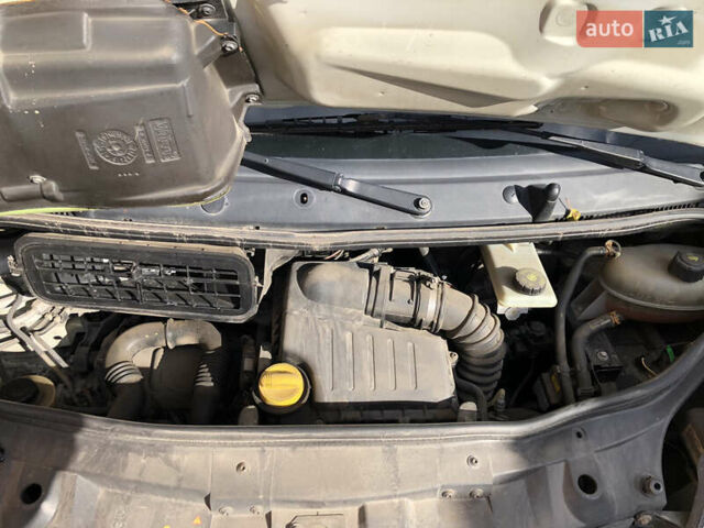 Білий Рено Трафік, об'ємом двигуна 2 л та пробігом 330 тис. км за 7500 $, фото 4 на Automoto.ua