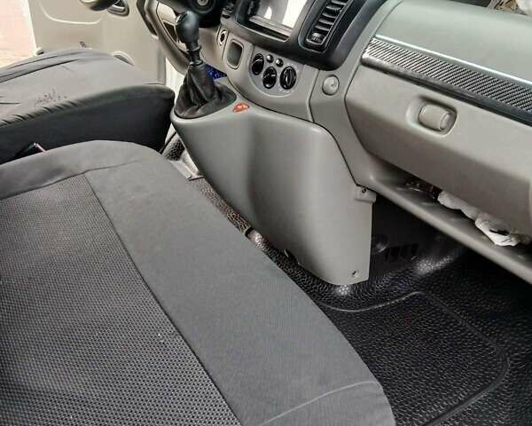 Белый Рено Трафик, объемом двигателя 2 л и пробегом 325 тыс. км за 8500 $, фото 3 на Automoto.ua