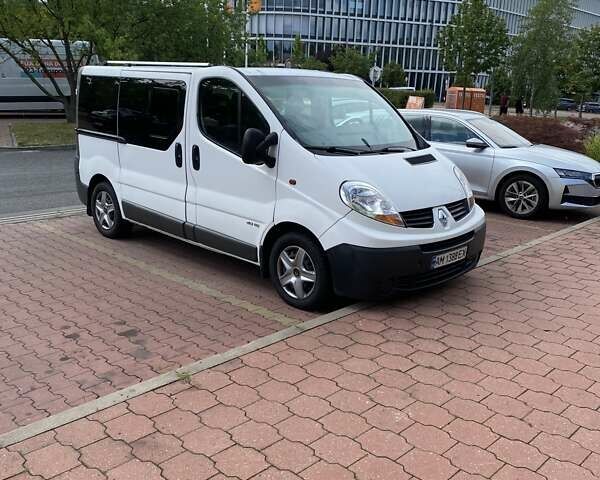 Белый Рено Трафик, объемом двигателя 2 л и пробегом 313 тыс. км за 8400 $, фото 2 на Automoto.ua