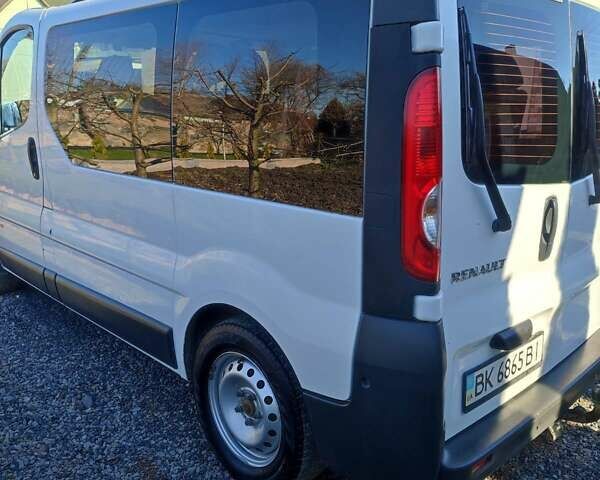 Білий Рено Трафік, об'ємом двигуна 2 л та пробігом 299 тис. км за 11000 $, фото 1 на Automoto.ua
