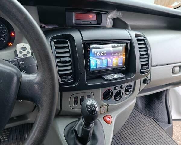 Белый Рено Трафик, объемом двигателя 2 л и пробегом 307 тыс. км за 9200 $, фото 2 на Automoto.ua
