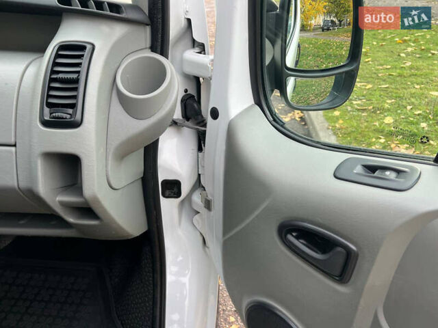 Белый Рено Трафик, объемом двигателя 2 л и пробегом 149 тыс. км за 12700 $, фото 19 на Automoto.ua