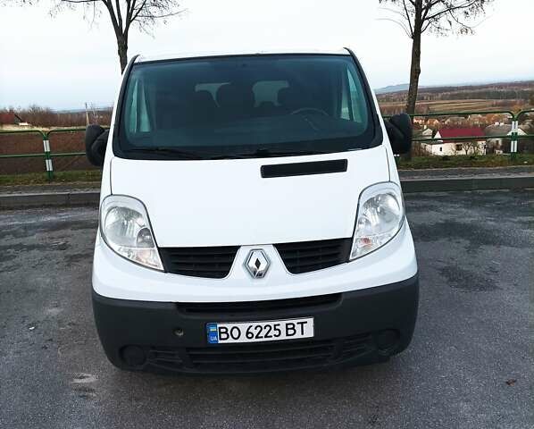 Белый Рено Трафик, объемом двигателя 2 л и пробегом 218 тыс. км за 10500 $, фото 1 на Automoto.ua