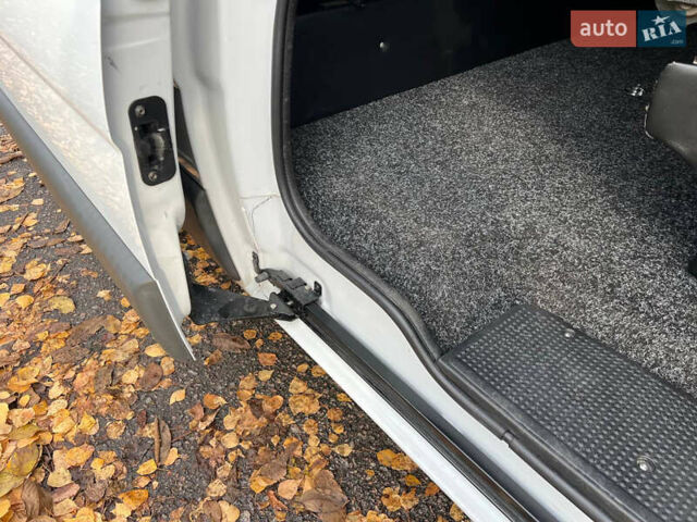 Белый Рено Трафик, объемом двигателя 2 л и пробегом 149 тыс. км за 12700 $, фото 14 на Automoto.ua